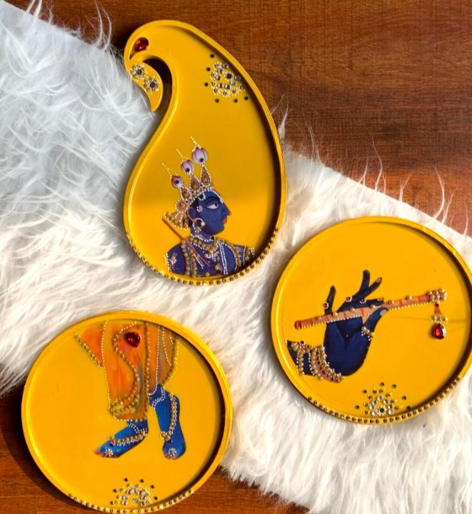 Wall plates in resin finish – Krishna