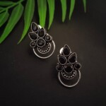 Dainty earrings -black